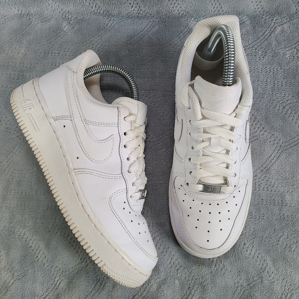 Nike Air Force 1 '07 Women's Triple White Sneakers Size 6.5